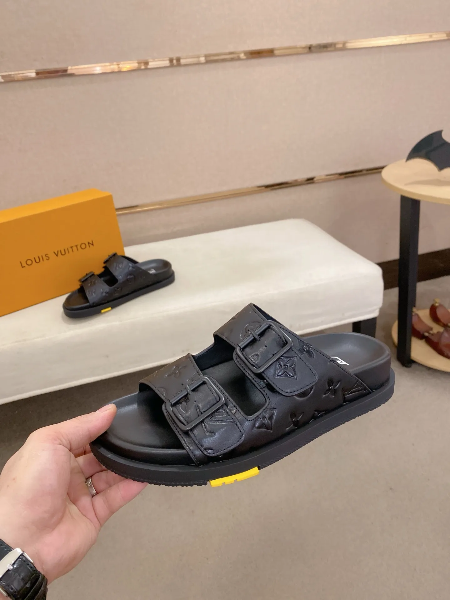 Factory price: 420💰Made by LV🔍Top purchasing agent. Men's spring and summer slippers are available at the same counter. The uppers are made of cowhide imported from Italy. High-quality craftsmanship, soles: original soles specially provided by the original factory, exclusive movable molded soles are super comfortable, original factory follow-up goods, 🔍🔍high quality, can be entered and exited the counter at will, welcome to compare, code number 38-44. Can be customized45